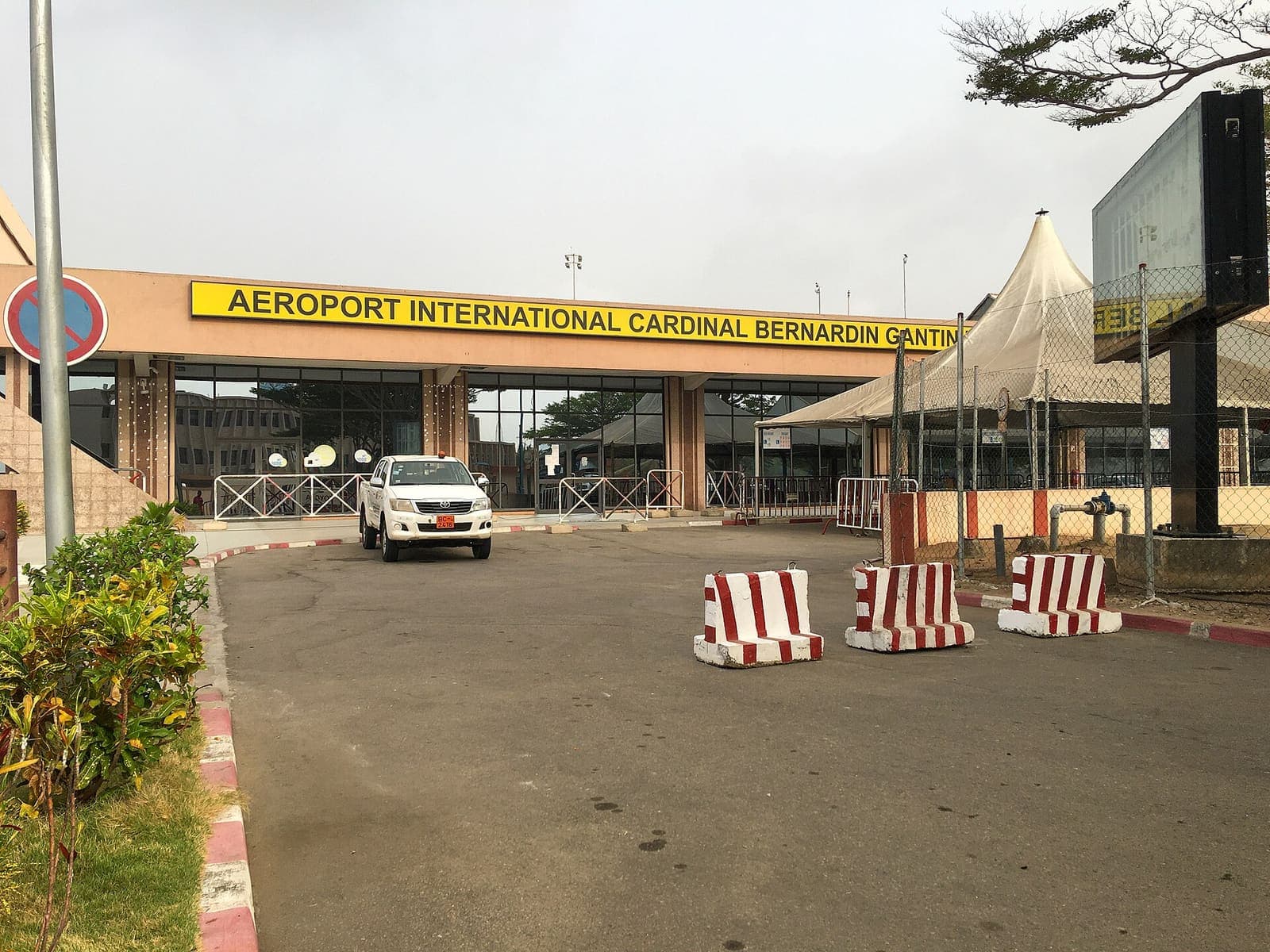 Façade principale de l’aéroport international Cardinal Bernardin Gantin de Cotonou