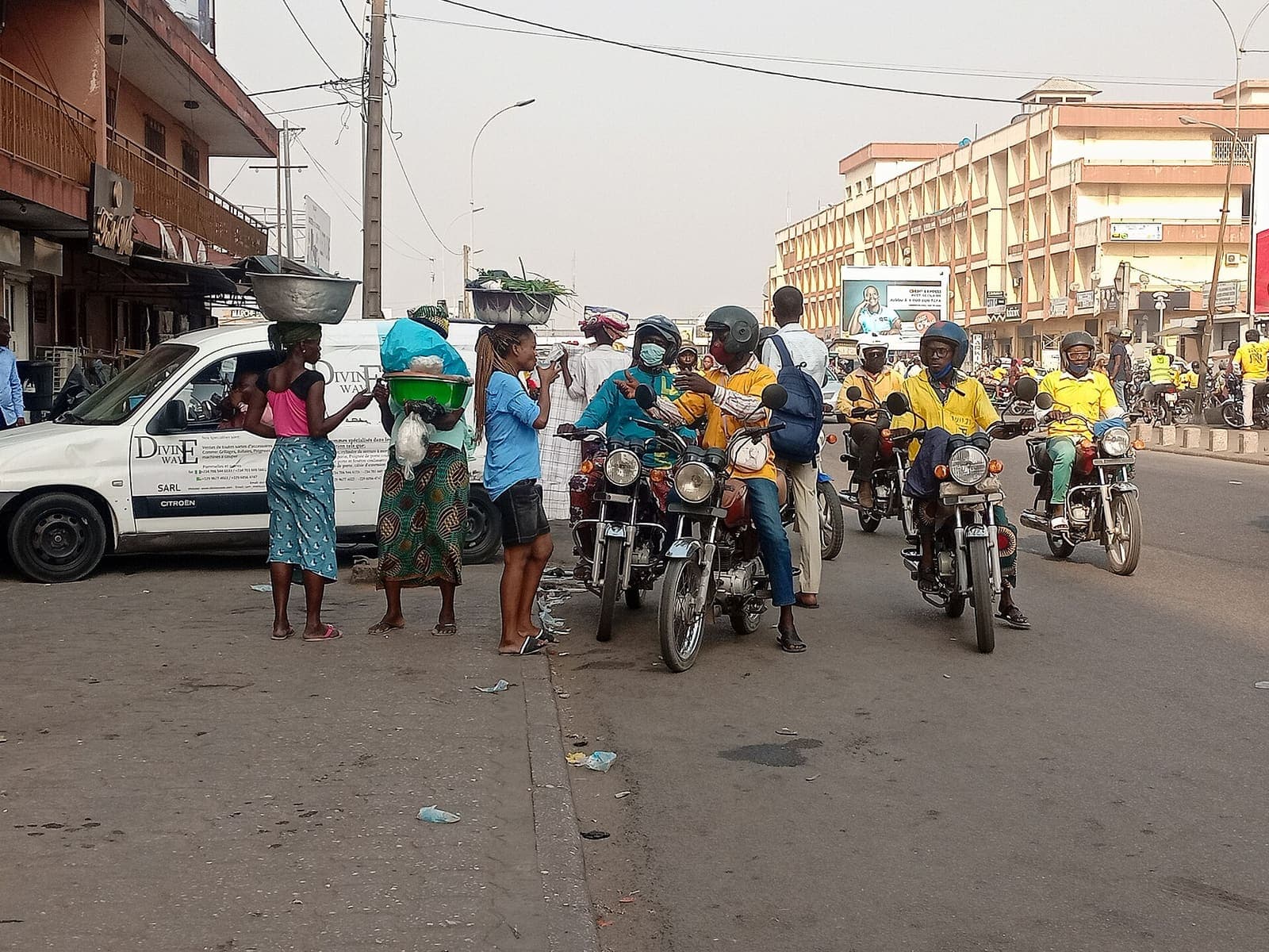 Zémidjans et passagers sur le boulevard Saint-Michel à Cotonou