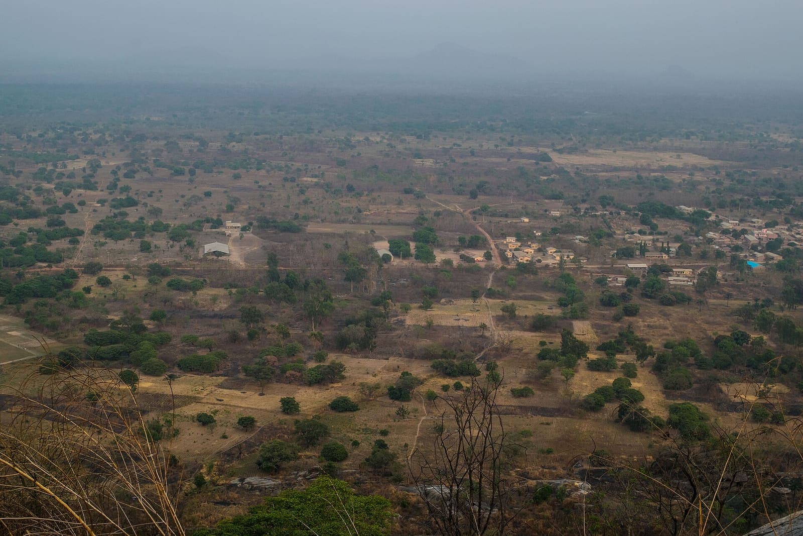 Vue de Dassa-Zoumè et de ses collines depuis la colline de Kamaté
