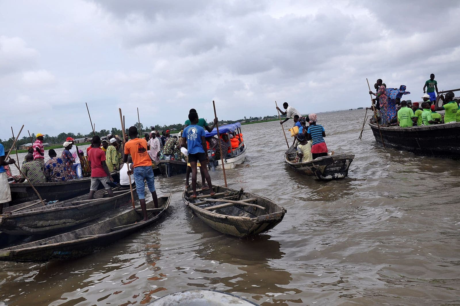 Pirogues et habitants du village lacustre de Ganvié sur le lac Nokoué
