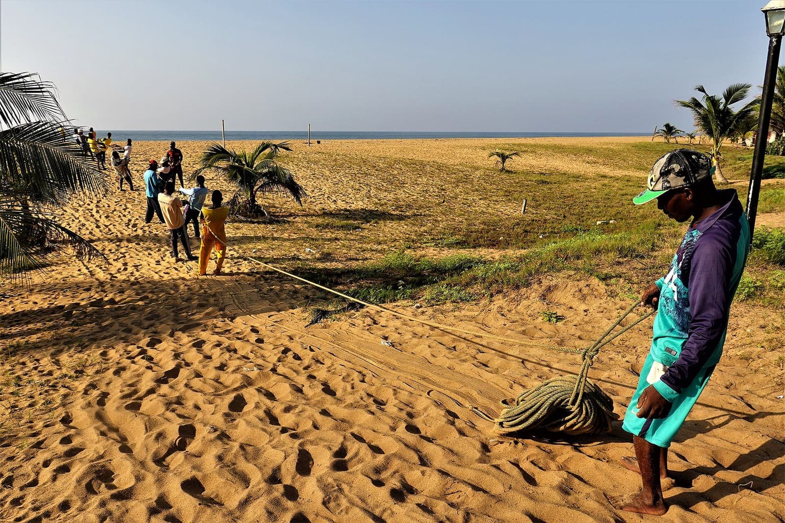 Pêcheurs tirant une senne sur la plage de Grand-Popo