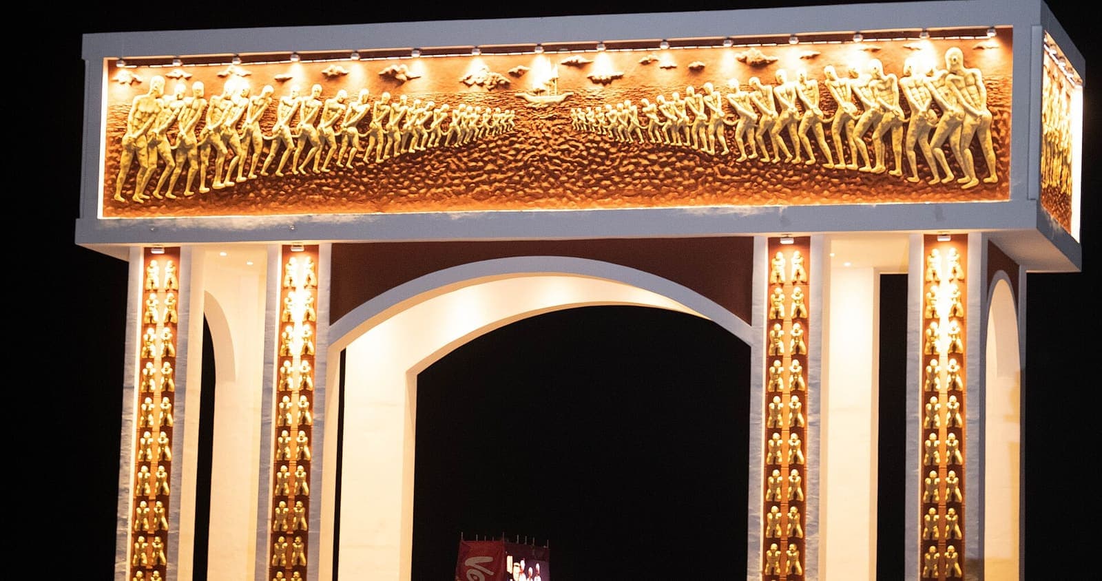 La Porte du Non-Retour illuminée de nuit à Ouidah