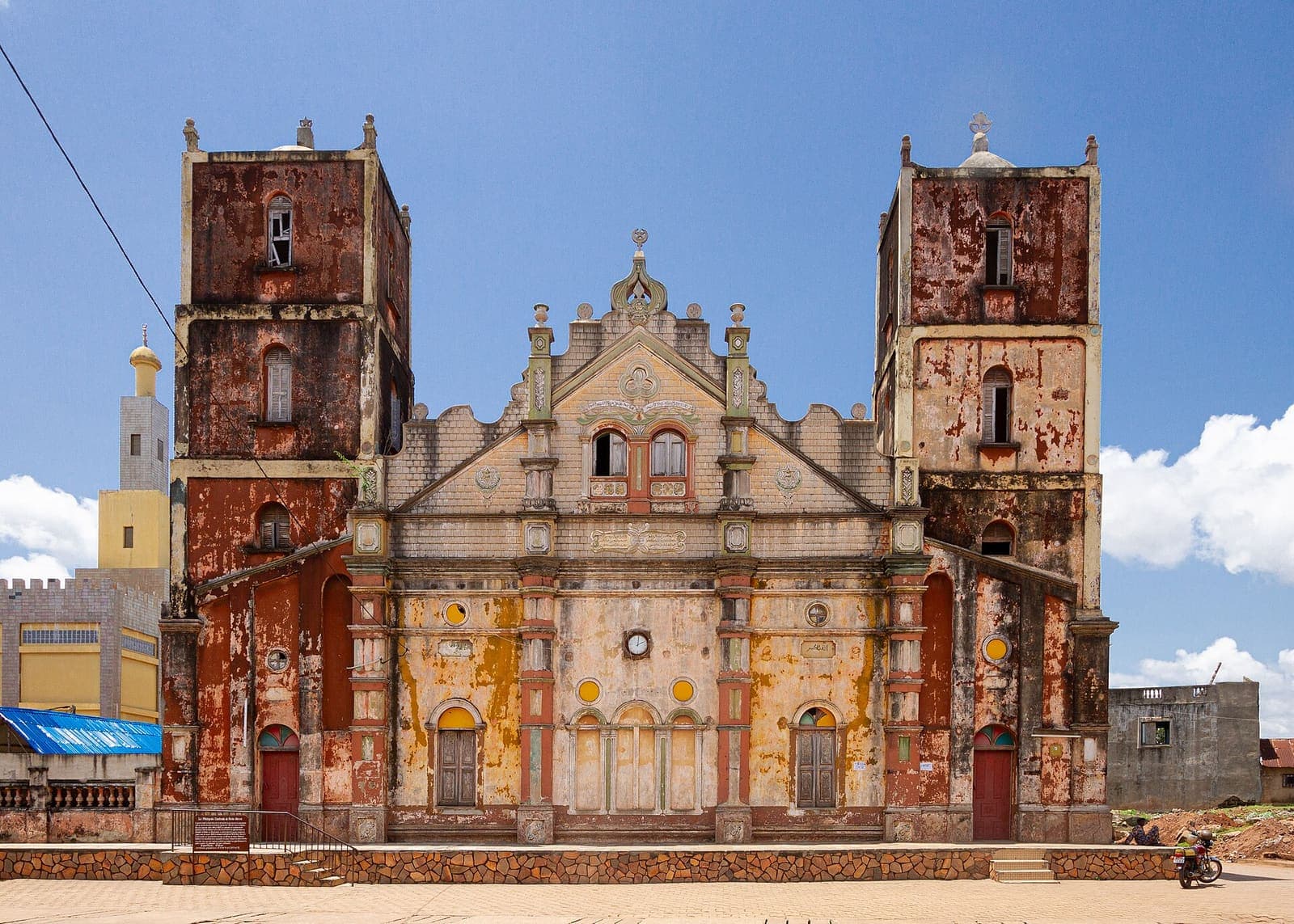 Façade colorée de la Grande Mosquée de Porto-Novo, d’architecture afro-brésilienne