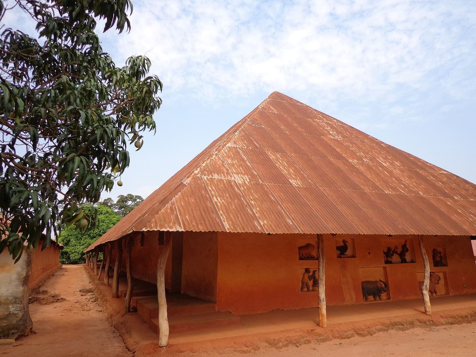 Bâtiment à bas-reliefs des palais royaux d’Abomey, site UNESCO